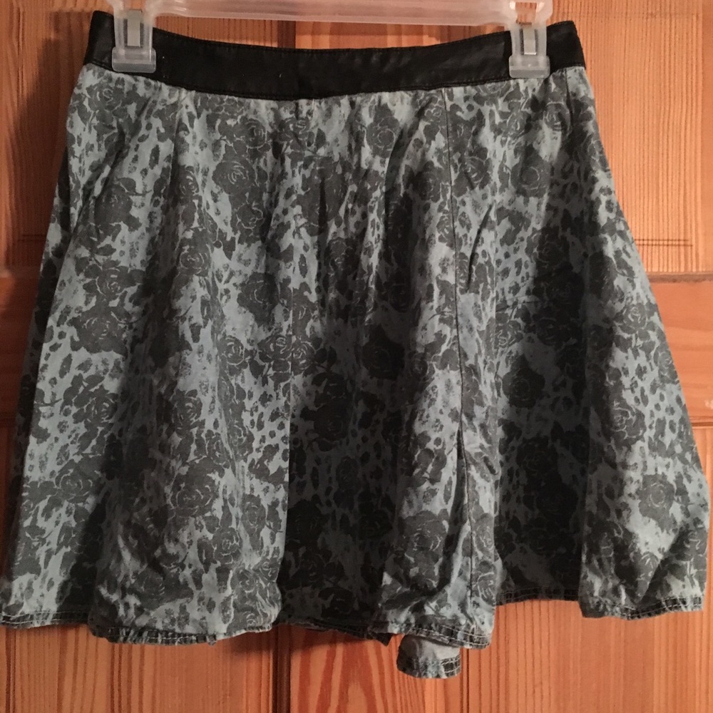 Floral high waisted skirt w/ faux leather band